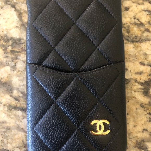 Quit Chanel IPHONE case, interior mark from a magnet - Picture 2 of 4